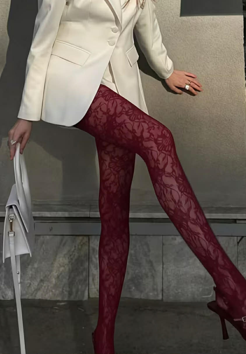 Raudonos nėriniuotos pėdkelnės su elegantišku raštu